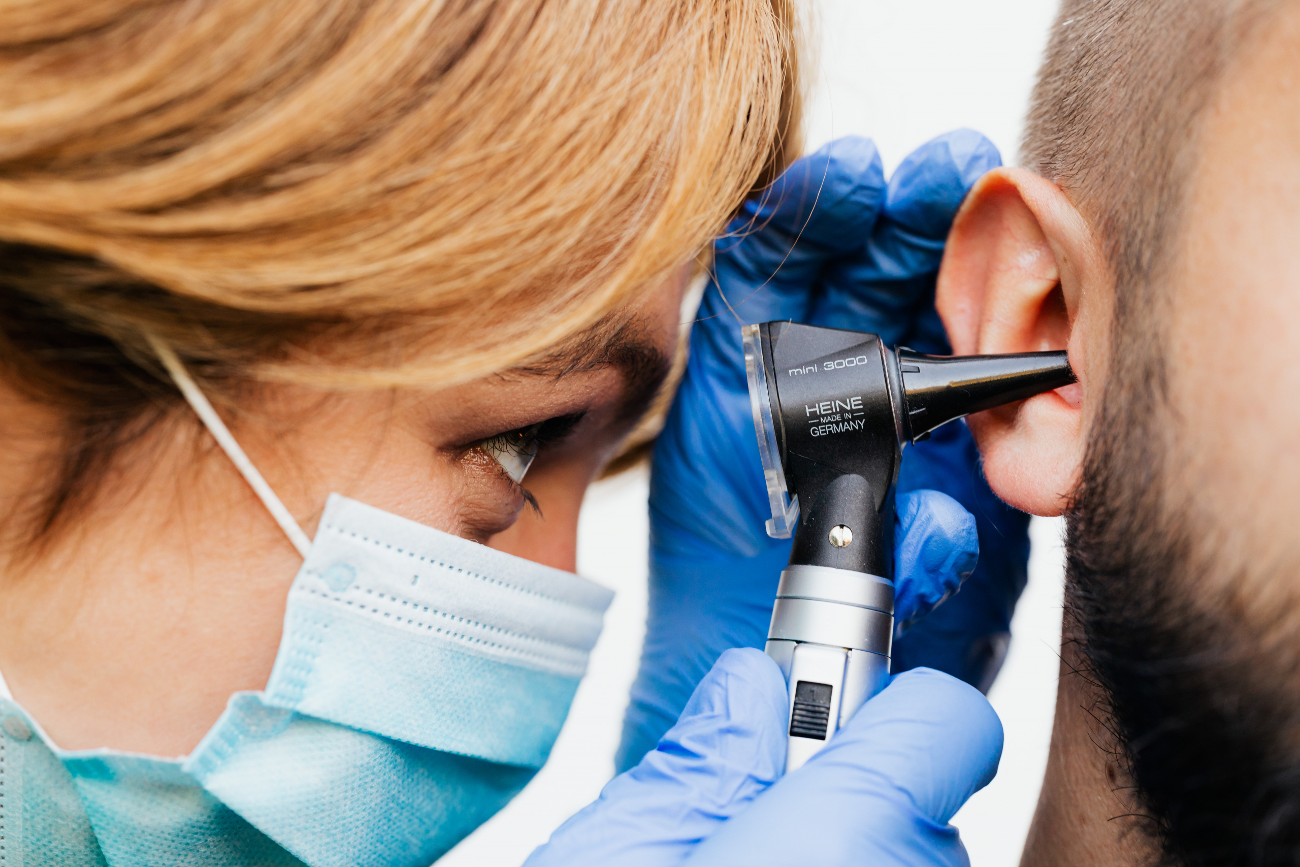 doktor pregledava uho