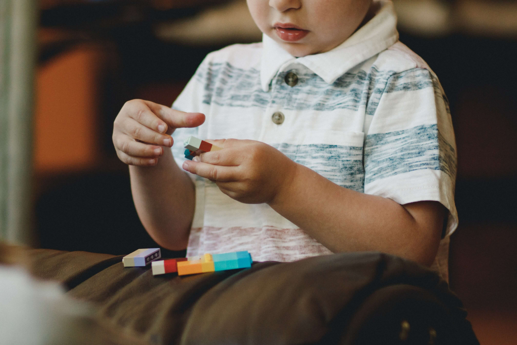 Autizam – koji su prvi znakovi i kako pomoći djetetu?